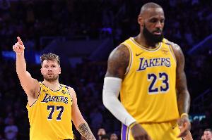 记者：老詹才回归两场 人们就准备抛弃横扫群雄两个月的湖人