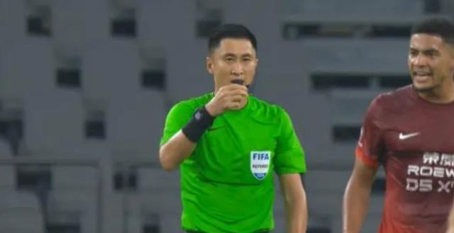 bob半岛体育平台-火爆上海德比8黄1红 马宁判罚数次引发两队争议