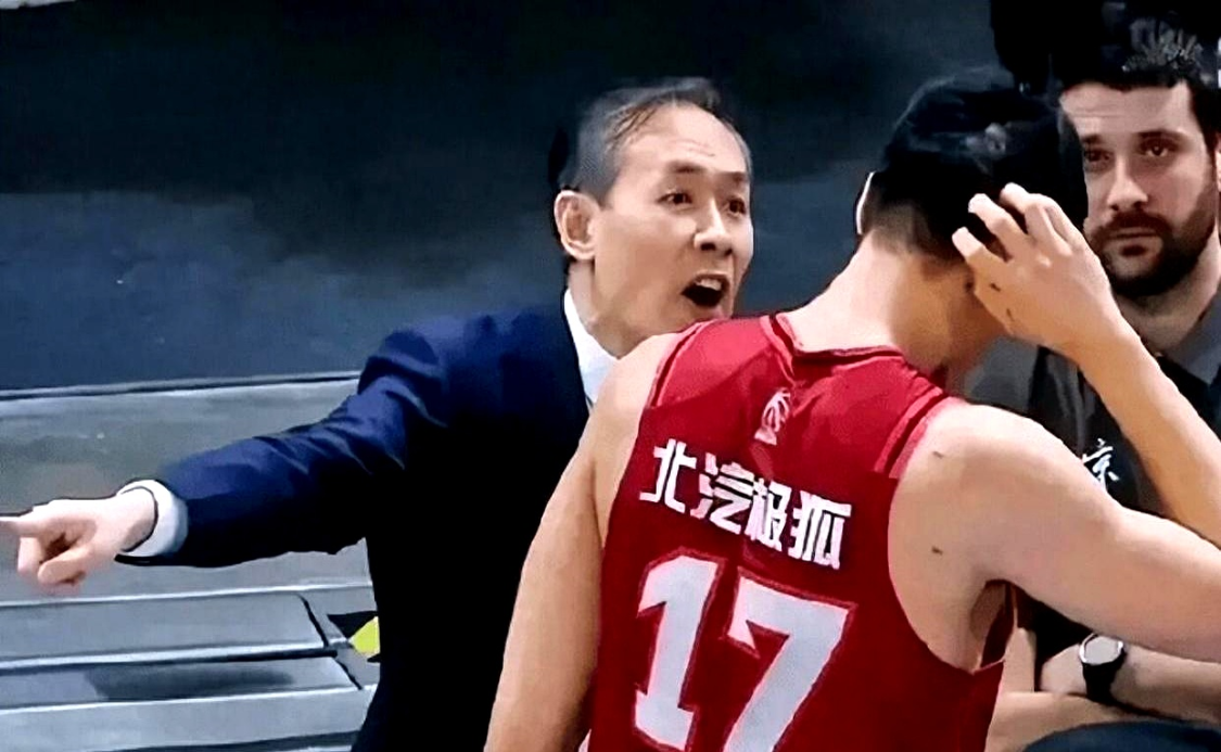 bob半岛体育官方网站-拿600万，打鱼腩正负值0+被杨文学单吃2次，球迷：原地退役吧