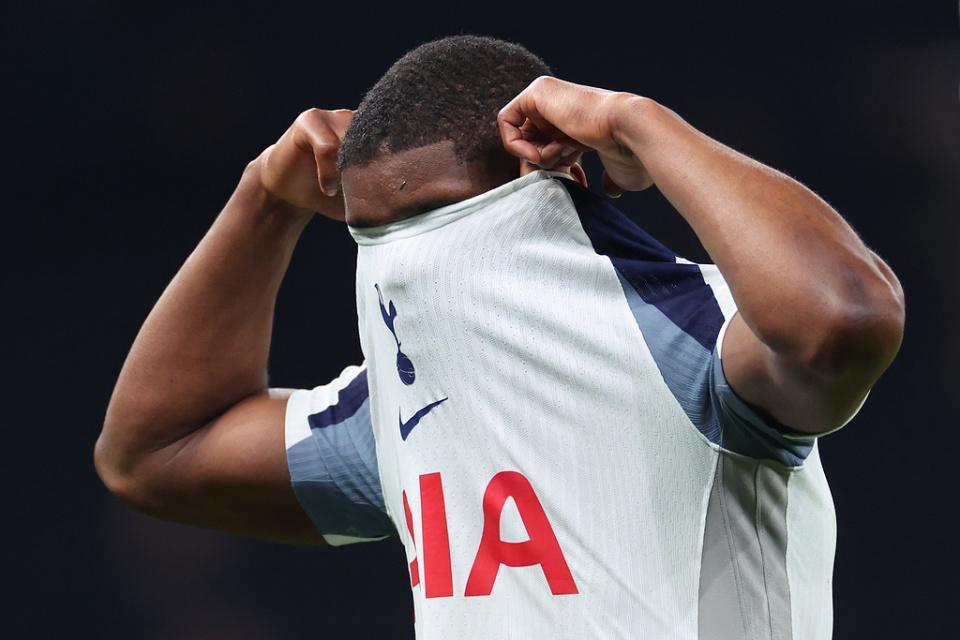 bob半岛体育官方网站-1-3！十人热刺5连败+11轮不胜，距降级区仅1分，球迷失望半场退场